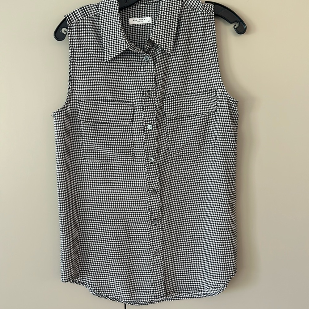 Equipment sleeveless black white houndstooth all silk blouse size s